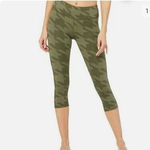 Alo Yoga jungle houndstooth capri Small
